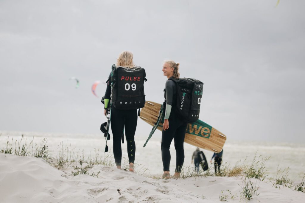 Kitesurfer op het IJsselmeer bij Workum met kite in de lucht boven het water